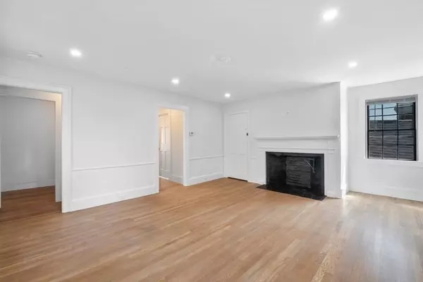 Marblehead, MA 01945,61 Front St #2