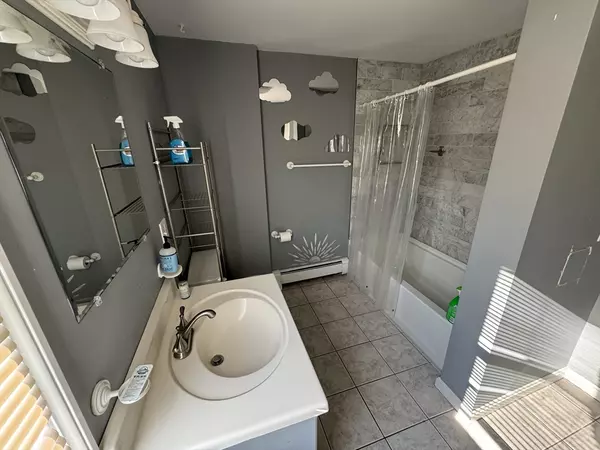 Bellingham, MA 02019,11 Linwood Ave #2