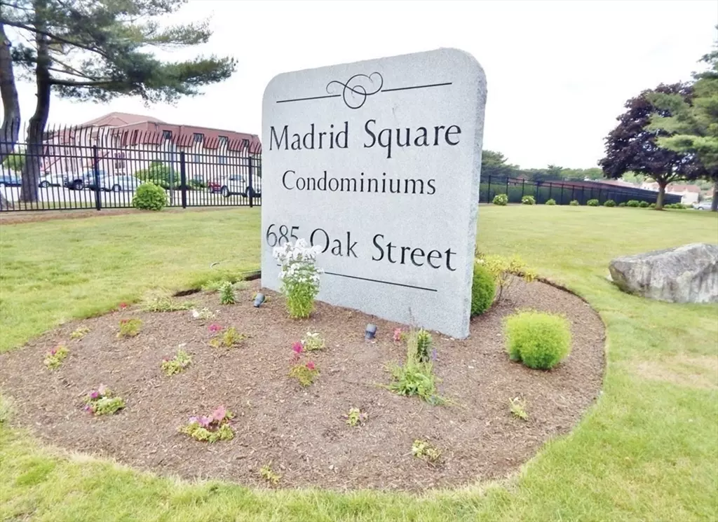 Brockton, MA 02301,685 Oak St #13-2