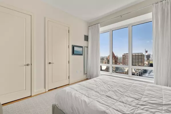 Boston, MA 02116,400 Stuart St #15J