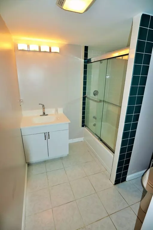 Whitman, MA 02382,285 Old South Ave #2