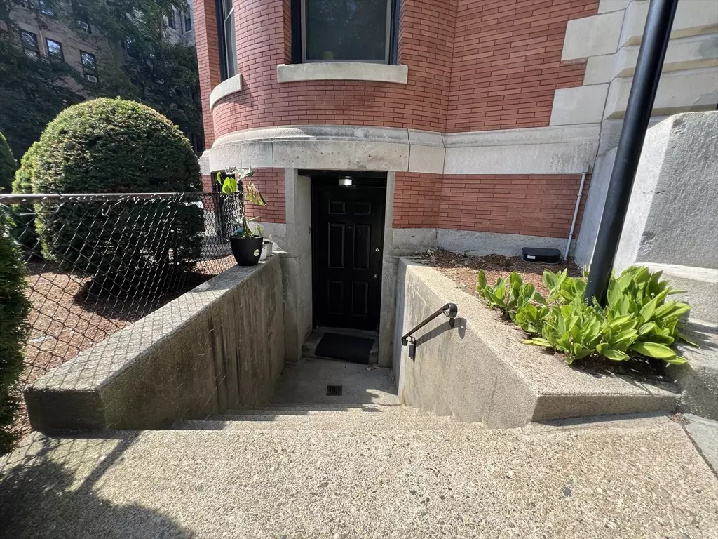 Brookline, MA 02446,1064 Beacon Street #B