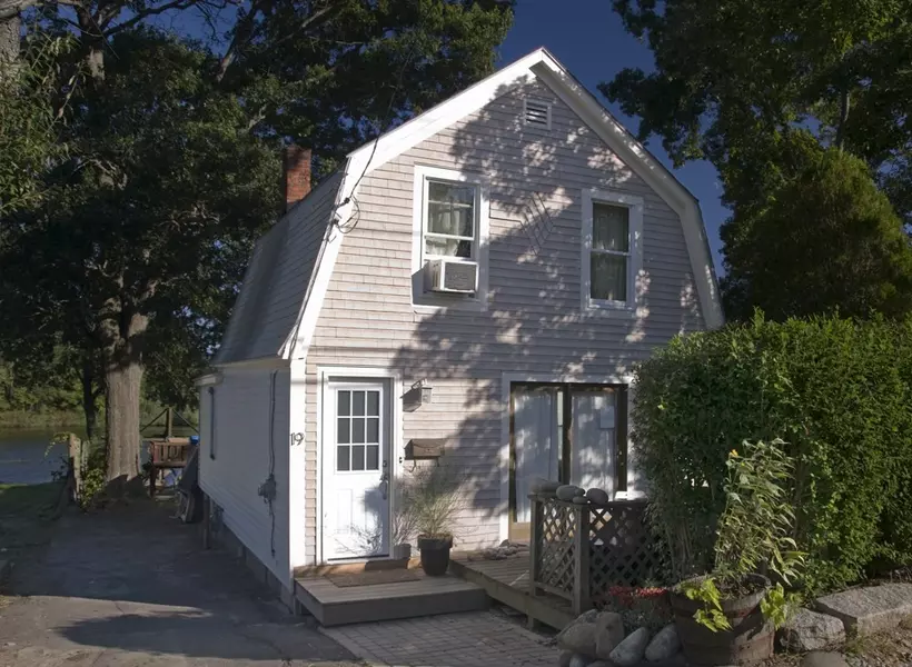19 Seaver Rd, Weymouth, MA 02189