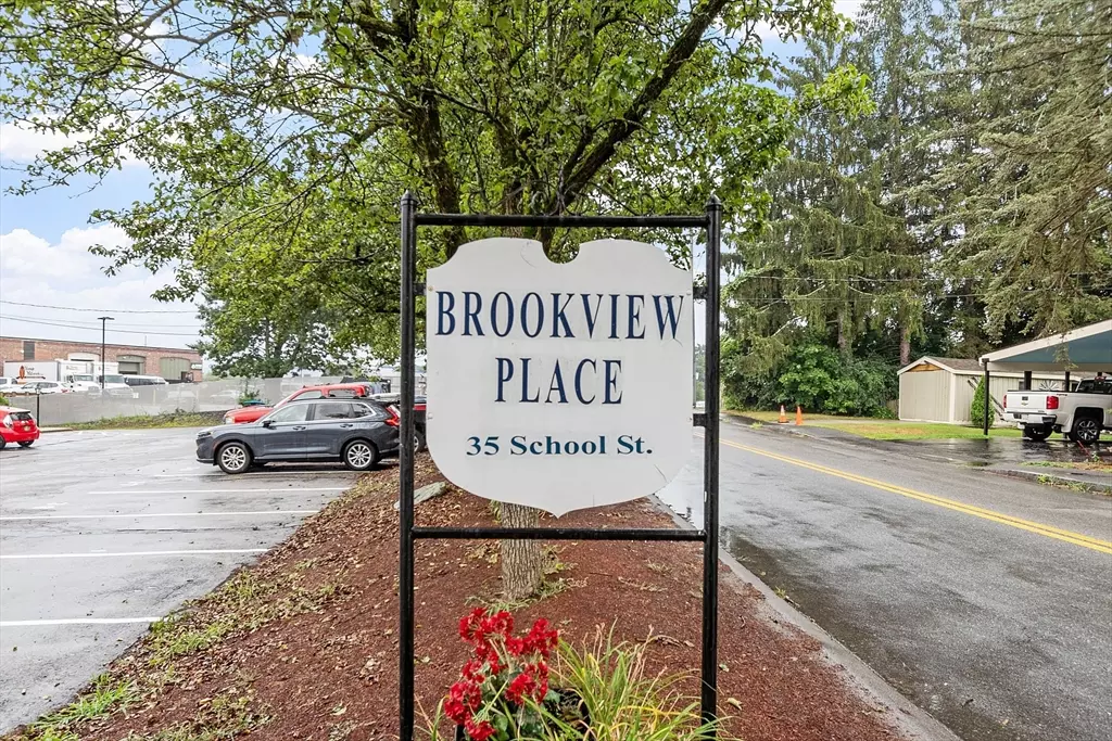 Dracut, MA 01826,35 School Street #4