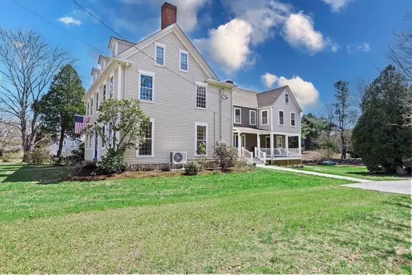 1 Winnatuxett Beach Rd, Mattapoisett, MA 02739