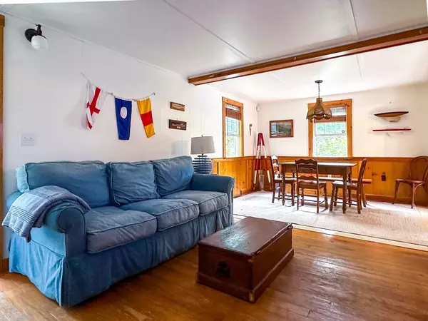 Falmouth, MA 02536,15 Pine Rock Rd