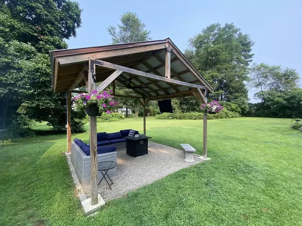 Greenfield, MA 01301,84 Thayer Rd