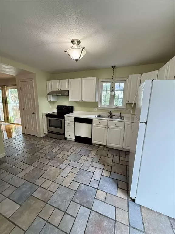 East Longmeadow, MA 01028,23 Harris Dr