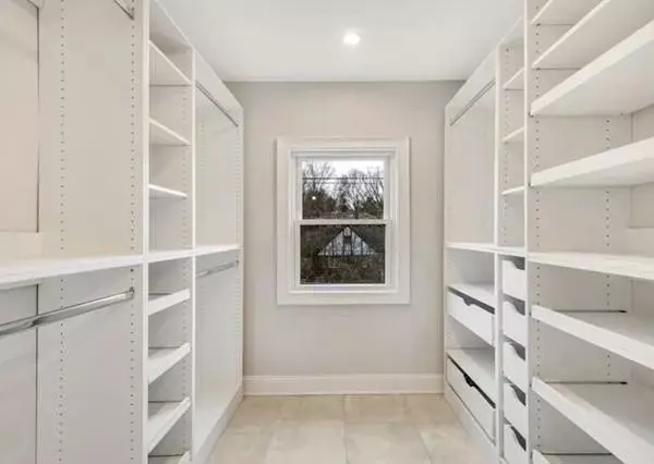 Wellesley, MA 02482,31 Oak Street #2