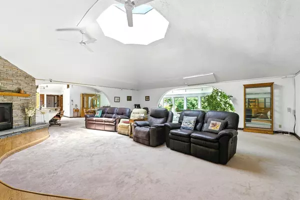Plympton, MA 02367,182 County Rd