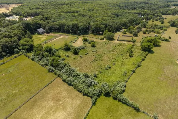 50 Iron Hill Rd, Oak Bluffs, MA 02568