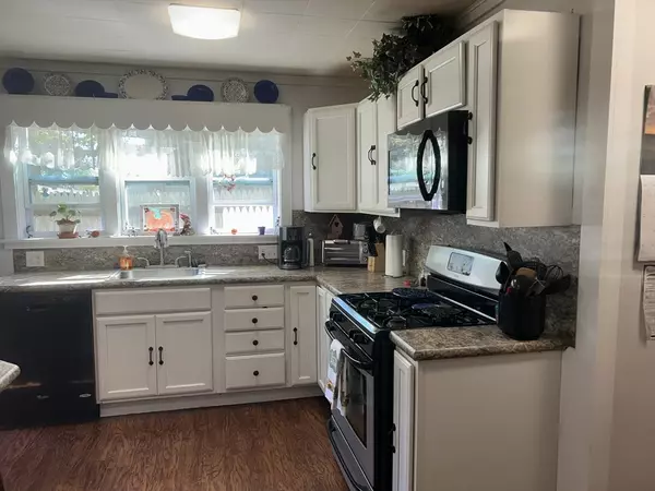 Wareham, MA 02558,9 Tenth St