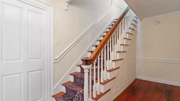 Newburyport, MA 01950,141 State St #2