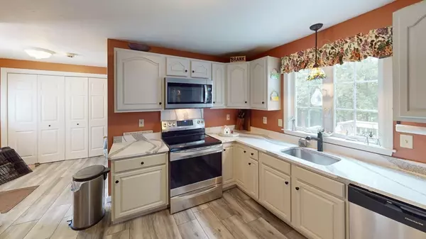 Rutland, MA 01543,11 Valley View Cir