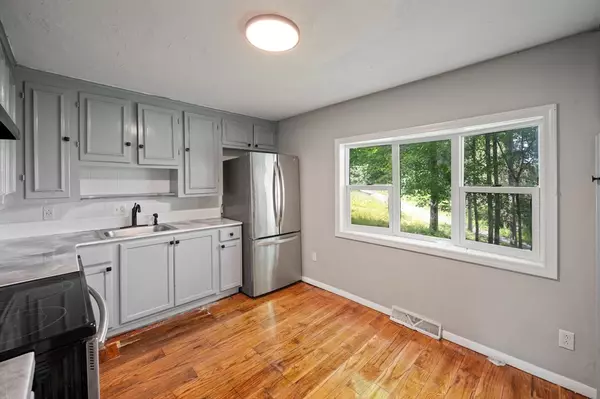 Uxbridge, MA 01569,16 Pleasant St