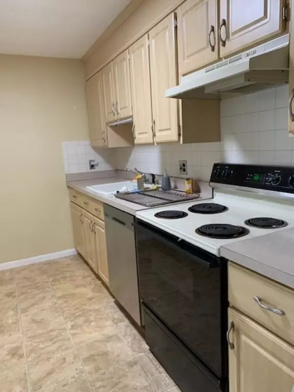 Burlington, MA 01803,4 Hallmark Gardens #9