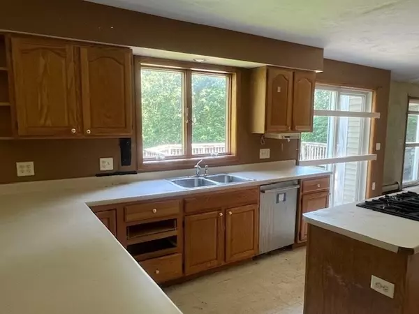 Leominster, MA 01453,12 Walden Ct