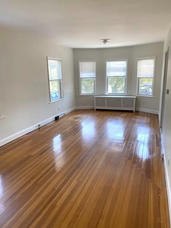 Newton, MA 02461,1139 Beacon Street #1