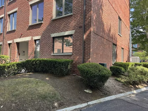 Newburyport, MA 01950,126 Merrimac Street #37