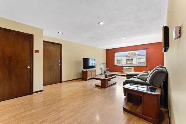 Burlington, MA 01803,1 Hallmark Gardens #8