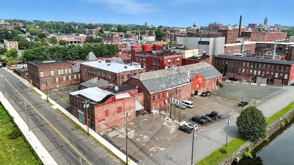 81 Sargeant St, Holyoke, MA 01040