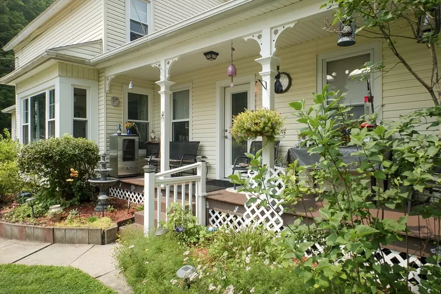 11 Crescent St, Montague, MA 01349