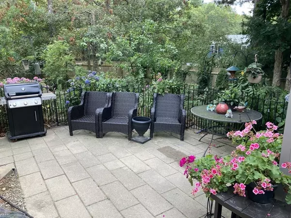 Mashpee, MA 02649,6 Santuit Pond Rd