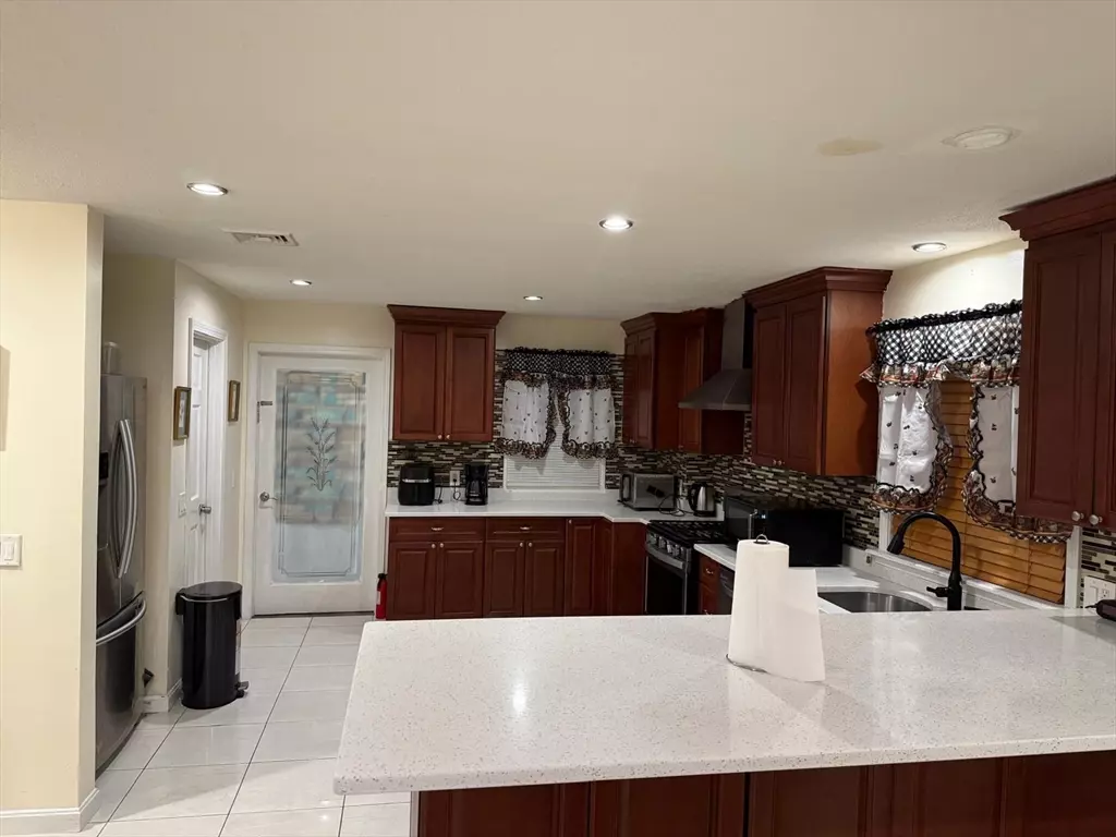 Lowell, MA 01851,25 Pershing Street #1