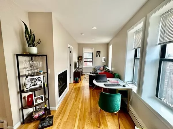 2-4 Thacher #8, Boston, MA 02113