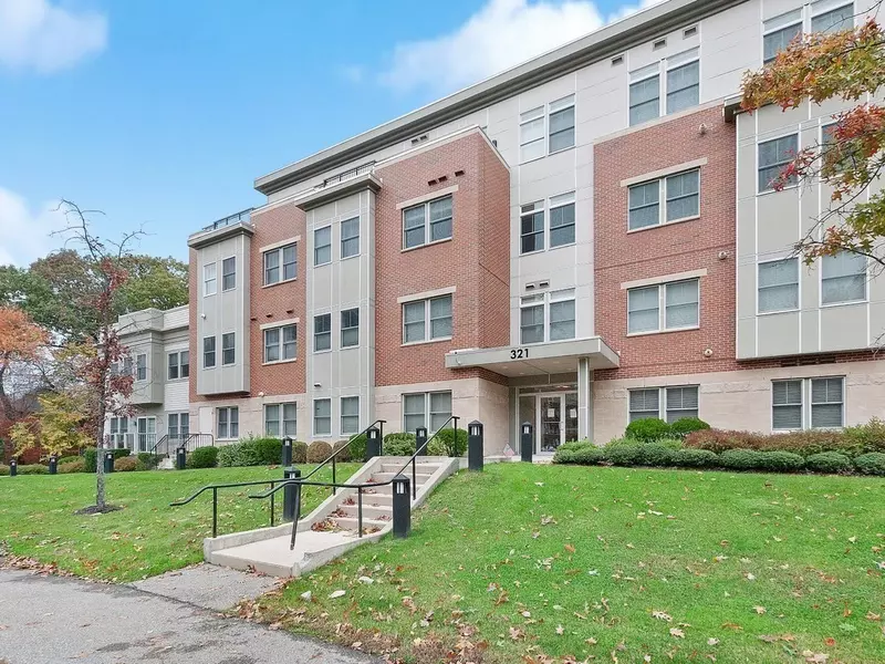 321 Hammond Pond Pkwy #106, Brookline, MA 02467