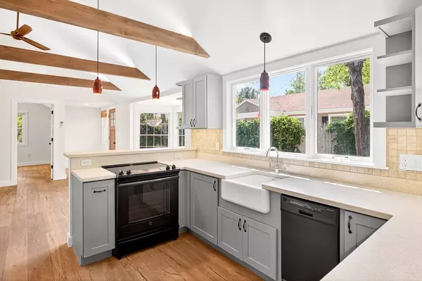 Provincetown, MA 02657,290A Bradford Street