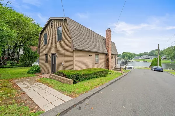Southwick, MA 01077,26 Veteran St