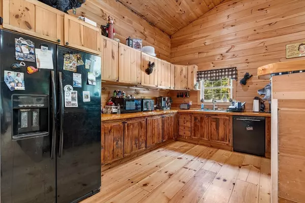 Brimfield, MA 01010,8 Oakwood Rd