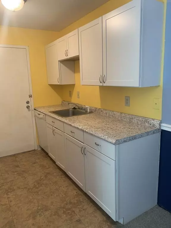 Natick, MA 01760,1 Village Way #6