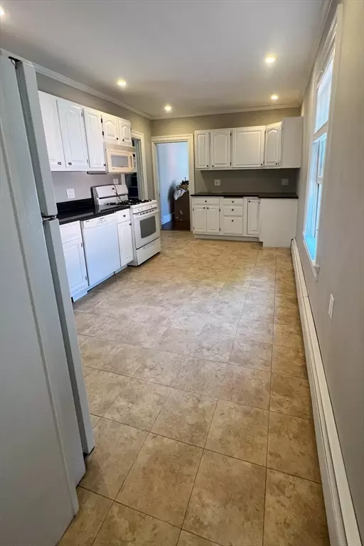 Newton, MA 02460,55 Highland Ave #2