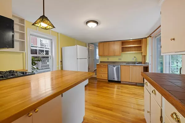 Marblehead, MA 01945,19 Hawkes St