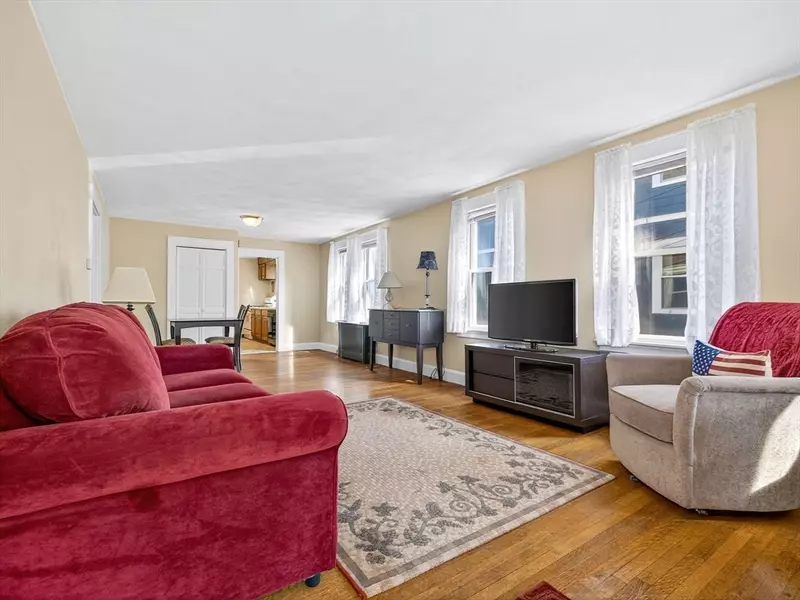 9 Farragut Ave #9, Somerville, MA 02144