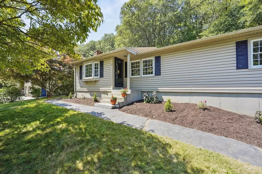12 Coachman Ln, Auburn, MA 01501