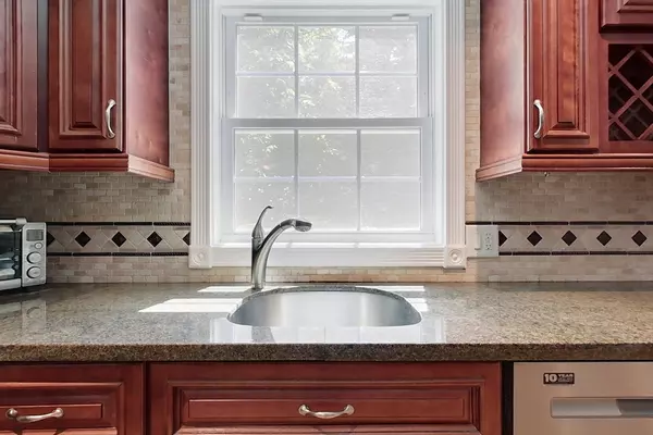 Pepperell, MA 01463,21 Hyacinth Dr
