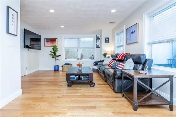 Marblehead, MA 01945,105 Green Street #4