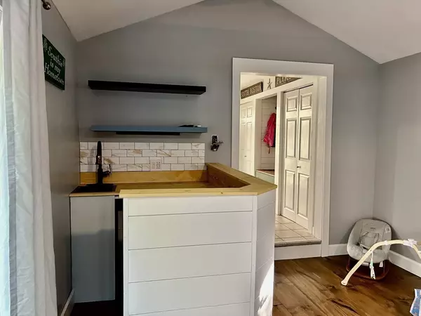 Plymouth, MA 02360,22 Presidents Ln