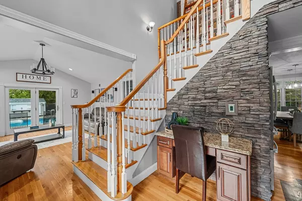 Westport, MA 02790,2 Lawtons Ln