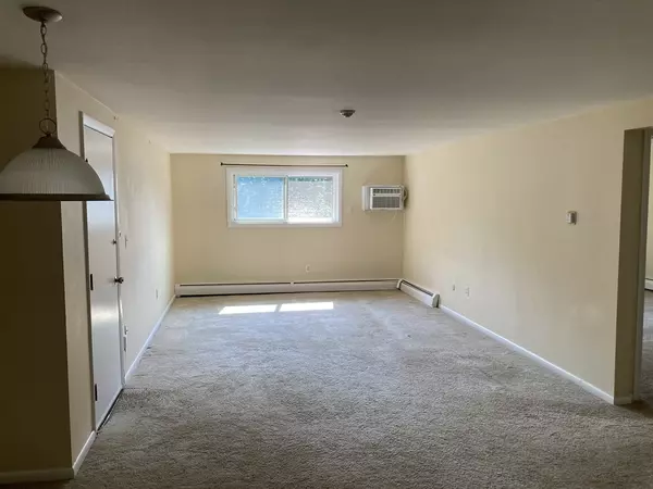 Wrentham, MA 02093,131 Creek St #9