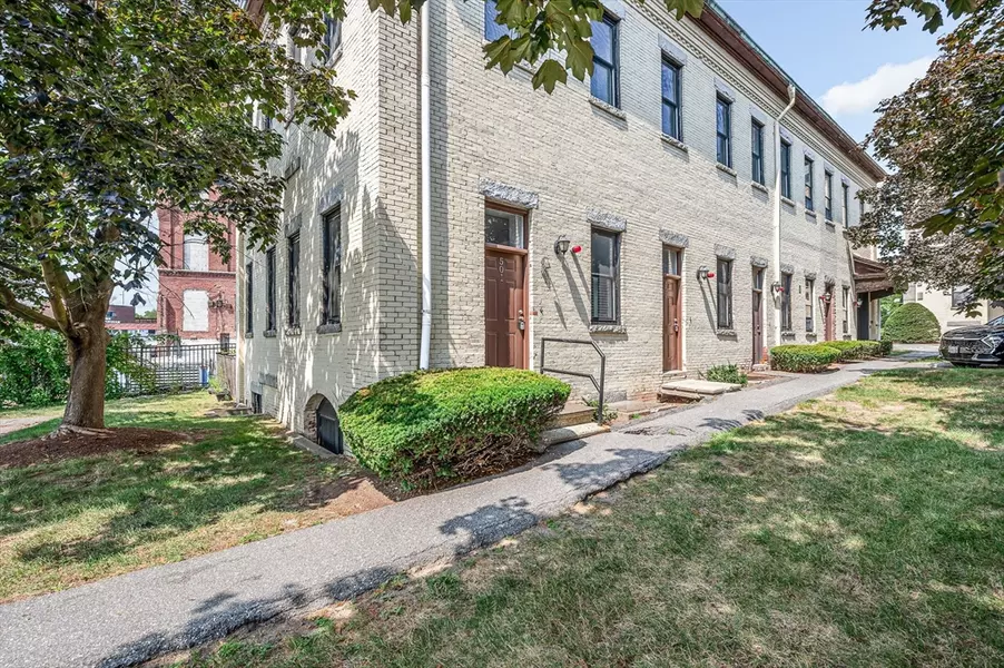 201 Thorndike St #5-02, Lowell, MA 01852