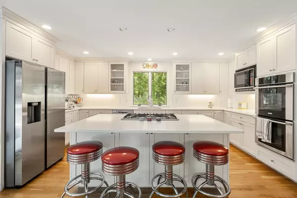 4 Crestview Ln, Milton, MA 02186