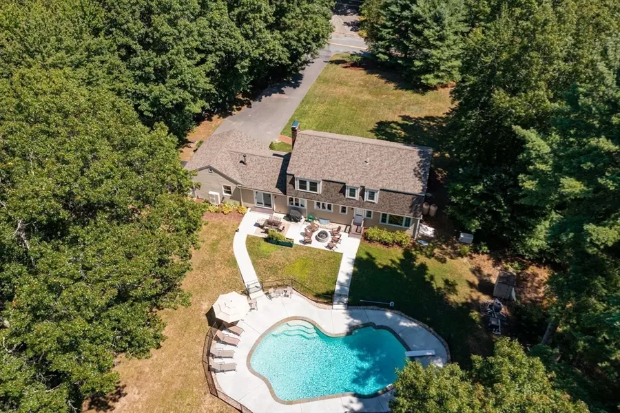 106 Upland Rd, Plympton, MA 02367