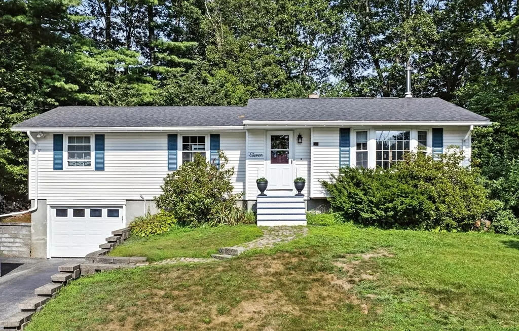 Ipswich, MA 01938,11 Birch Ln