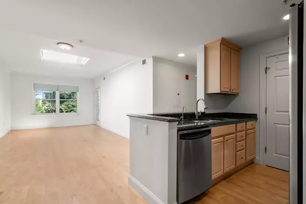 Brookline, MA 02446,121 Centre St #PH3