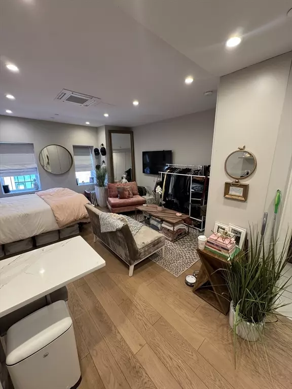 Boston, MA 02116,267 Newbury #3