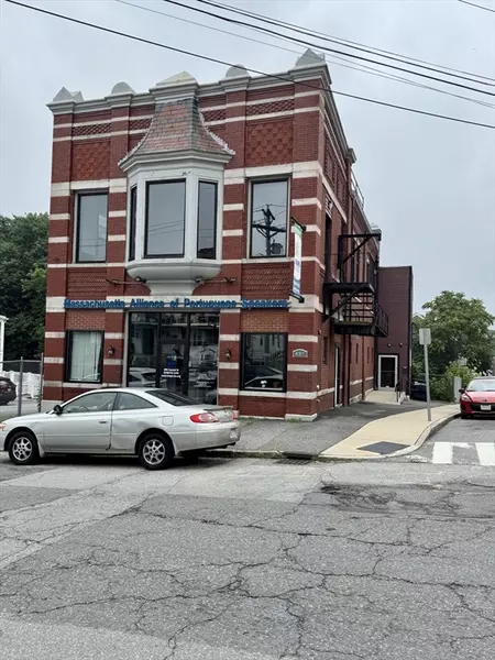 490 Central St #2, Lowell, MA 01852